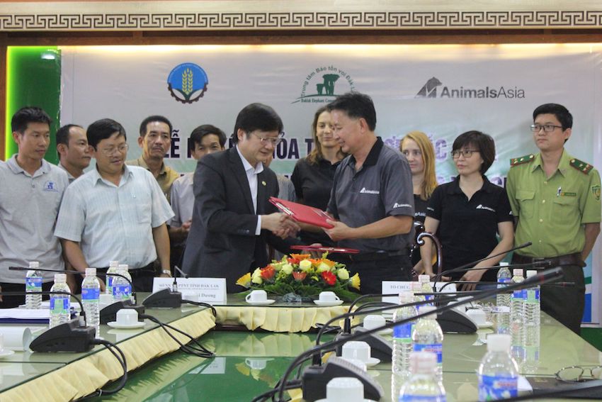 Tổ[-]chức[-]Động[-]vật[-]Châu[-]Á[-]và[-]UBND[-]tỉnh[-]Đắk[-]Lắk[-](Ủy[-]quyền[-]cho[-]Sở[-]NN&PTNT[-]Đắk[-]Lắk)[-]đã[-]ký[-]Thỏa[-]thuận[-]hợp[-]tác[-]Về[-]việc[-]thực[-]hiện[-]Dự[-]án[-]Bảo[-]tồn[-]voi[-]Việt[-]Nam[-]tại[-]tỉnh[-]Đắk[-]Lắk.[-]